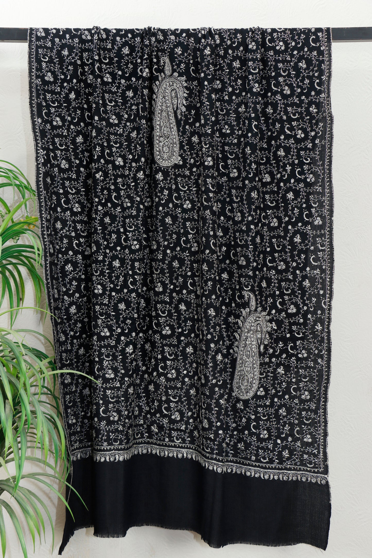 Sui Jaal Toosh Shawl – Accessible Handworked Toosh Shawl
